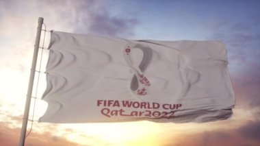 Doha, Katar, Aralık 2021: FIFA Dünya Kupası Katarı Rüzgarda dalgalanan 2022 bayrağı, mavi gökyüzü arka planı