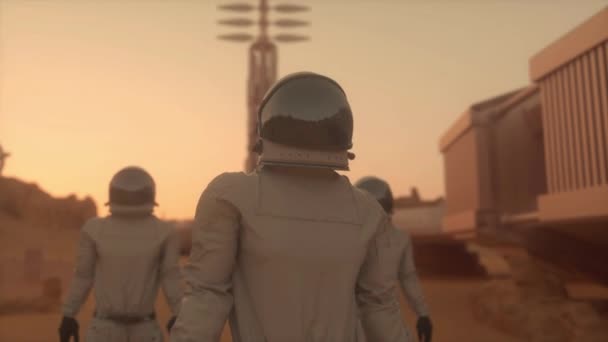Uzay elbiseli üç astronot Mars gezegenini keşfediyor. Uzay Görevi. Astronotlar uzayda seyahat eder — Stok video