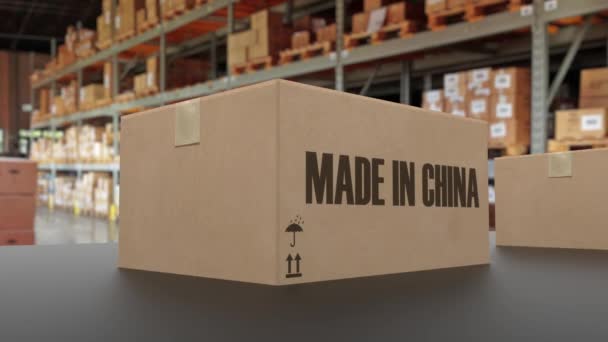 Caixas com MADE IN CHINA texto em transportador. Produtos chineses relacionados loopable animação 3D — Vídeo de Stock