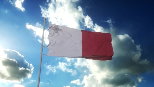 Bandera de Malta ondeando al viento contra el hermoso cielo azul — Vídeo de stock