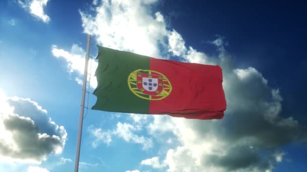 Σημαία της Πορτογαλίας κυματίζει στον άνεμο κατά όμορφο γαλάζιο ουρανό — Αρχείο Βίντεο