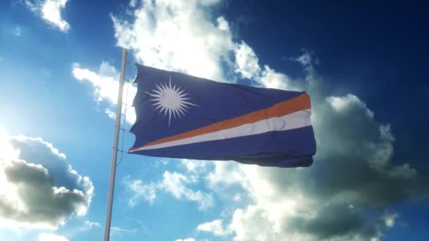 Marshall Adaları 'nın bayrağı güzel mavi gökyüzüne doğru esen rüzgara karşı — Stok video