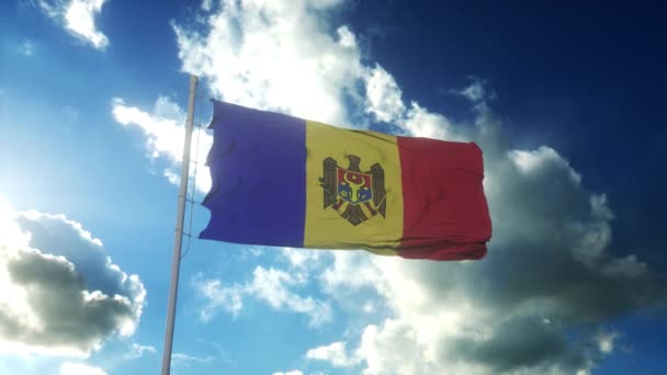 Bandera de Moldavia ondeando al viento contra el hermoso cielo azul — Vídeos de Stock