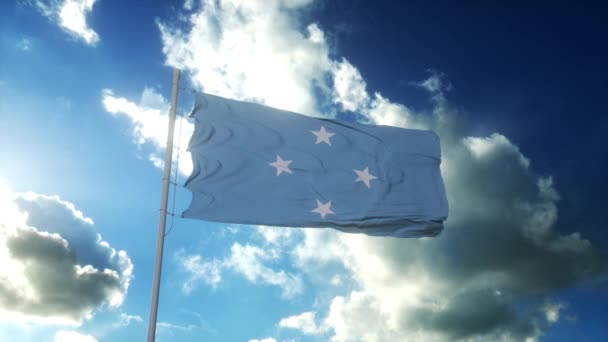 Ομοσπονδιακή σημαία κράτους της Μικρονησίας κυματίζει στον άνεμο κατά όμορφο γαλάζιο ουρανό — Αρχείο Βίντεο