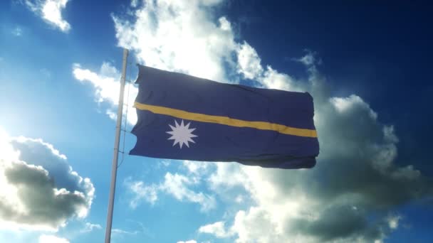 Bandera de Nauru ondeando al viento contra el hermoso cielo azul — Vídeo de stock