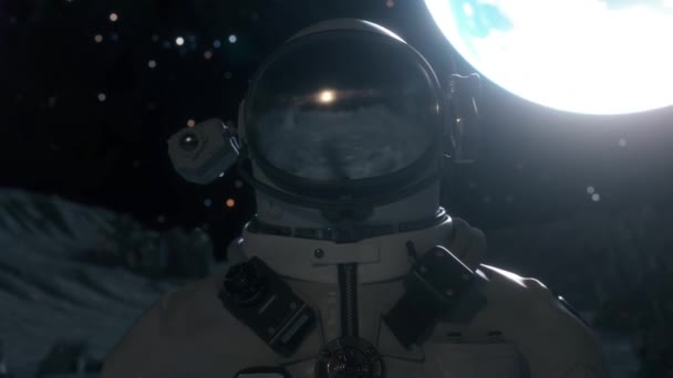 Astronaut loopt over de oppervlakte van de planeet. Close-up weergave van ruimtepak helm — Stockvideo