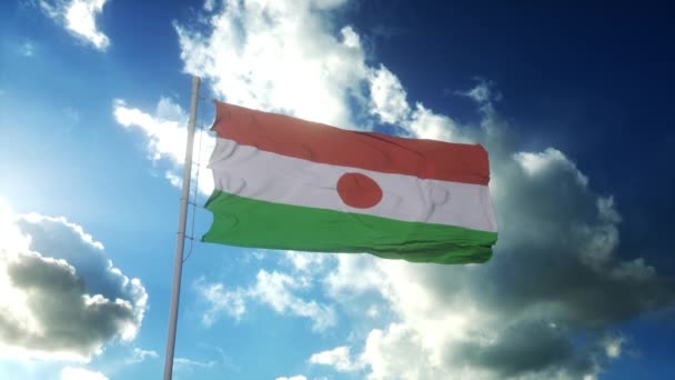 Bandera de la República del Níger ondeando al viento contra el hermoso cielo azul — Vídeos de Stock