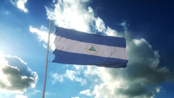 Flagga Nicaragua vinka åt vinden mot vacker blå himmel — Stockvideo