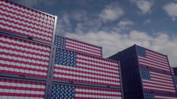 Vlaggencontainers van de VS bevinden zich in de containerterminal. Amerikaans export- of invoerconcept — Stockvideo