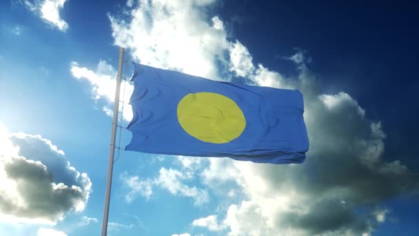 Bandera de la República de Palaos ondeando al viento contra el hermoso cielo azul — Vídeo de stock