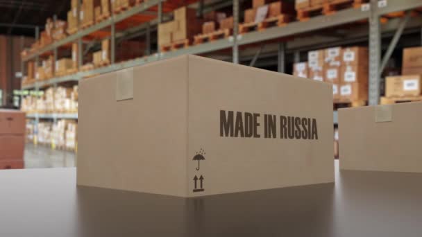 Pudełka z MADE IN RUSSIA tekst na przenośniku. Rosyjskie towary związane pętli animacji 3D — Wideo stockowe