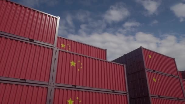 Container unter chinesischer Flagge stehen am Containerterminal. China Export- oder Importkonzept, 4K — Stockvideo