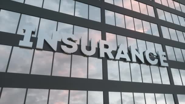 Будівля страхової корпорації зі скляними вікнами та відображенням неба. Sign Insurance на фасаді офісної будівлі — стокове відео
