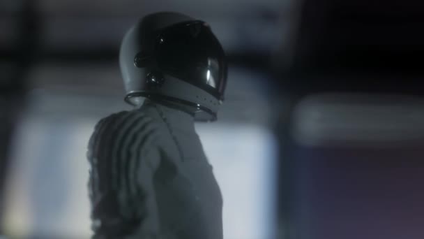 Astronauta spacerujący futurystycznym statkiem kosmicznym, korytarz promu sci-fi — Wideo stockowe