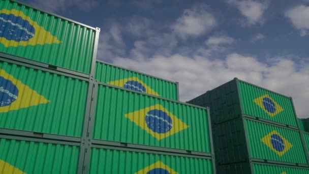 Los contenedores de bandera de Brasil se encuentran en la terminal de contenedores. Brasil concepto de exportación o importación, 4K — Vídeo de stock