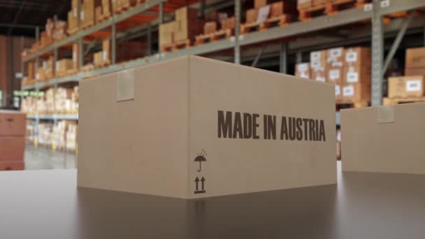 Коробки с надписью MADE IN AUSTRIA на конвейере. AUSTRIA товары, связанные с петлевой 3D анимацией — стоковое видео