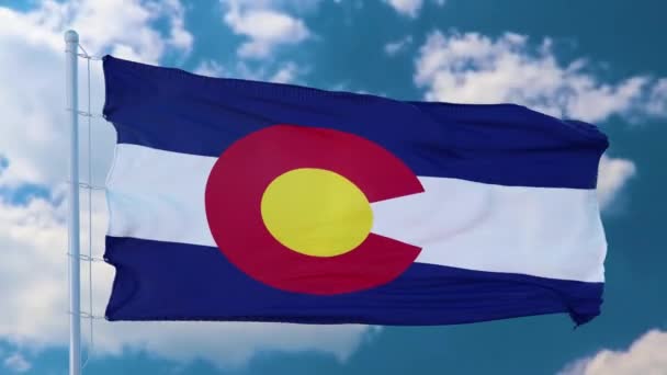 Colorado eyaleti bayrağı, Birleşik Devletler bölgesi, rüzgarda sallanıyor. — Stok video