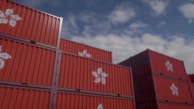 Konteynır terminalinde Hong Kong bayrak konteynırları bulunmaktadır. Hong Kong ihracat veya ithalat konsepti, 4K