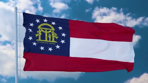 Bandera de Georgia en un asta de la bandera ondeando en el viento en el cielo. Estado de Georgia en Los Estados Unidos de América — Vídeo de stock