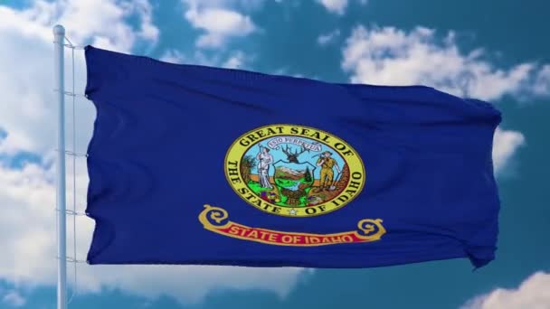 Idaho zászló egy zászlórúdon, mely a szélben lengedezik az égen. Idaho állam az Amerikai Egyesült Államokban — Stock videók