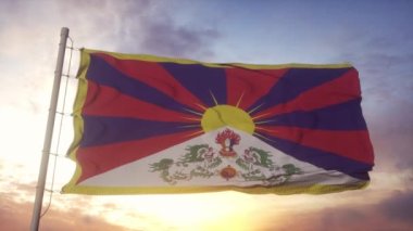 Tibet bayrağı rüzgarda, gökyüzünde ve arka planda dalgalanıyor