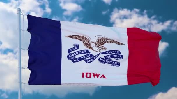 Iowská vlajka na stožáru vlnícím se ve větru na obloze. Stát Iowa ve Spojených státech amerických — Stock video