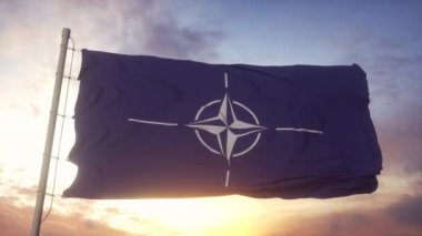 NATO Kuzey Atlantik Antlaşması Örgütü bayrağı rüzgarda, gökyüzünde ve arka planda dalgalanıyor