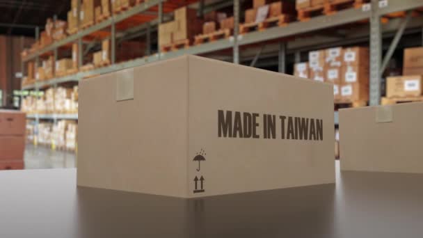 Boîtes avec texte MADE IN TAIWAN sur convoyeur. Marchandises taïwanaises liées à l'animation 3D boucle — Video