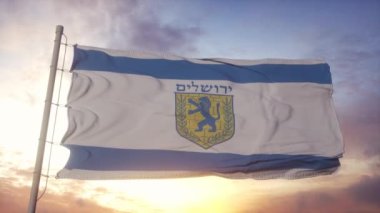 Kudüs şehir bayrağı rüzgarda, gökyüzünde ve güneş arka planında dalgalanıyor