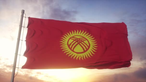 Флаг Кыргызстана, развевающийся на фоне ветра, неба и солнца — стоковое видео