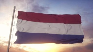 Hollanda Bayrağı rüzgarda, gökyüzünde ve arka planda dalgalanıyor