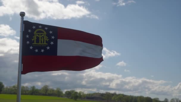 Georgia vlag op een vlaggenmast zwaaiend in de wind. Staat Georgia in de Verenigde Staten van Amerika — Stockvideo