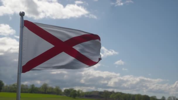 Σημαία Αλαμπάμα σε κοντάρι σημαίας που ανεμίζει στον ουρανό. Πολιτεία της Αλαμπάμα στις Ηνωμένες Πολιτείες της Αμερικής — Αρχείο Βίντεο