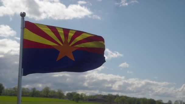 Arizona eyaleti bayrağı, Birleşik Devletler bölgesi, rüzgarda sallanıyor. — Stok video