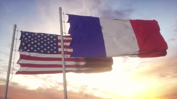 Vlajka USA a Francie na vlajkovém stožáru. USA a Francie mávají vlajkou ve větru. Diplomatický koncept USA a Francie — Stock video
