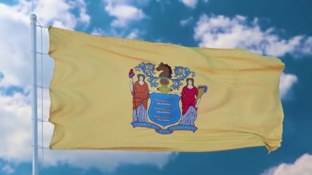 Σημαία του New Jersey σε κοντάρι σημαίας που κυματίζει στον άνεμο, μπλε φόντο του ουρανού — Αρχείο Βίντεο