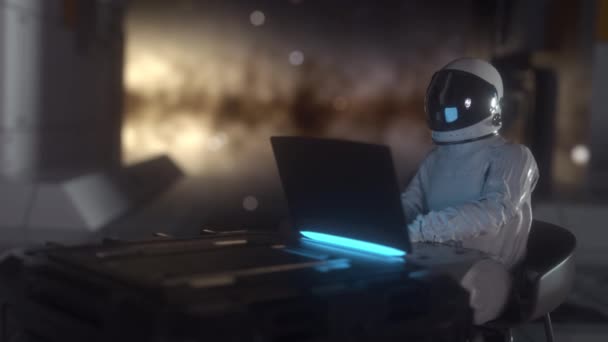 Astronaut pracuje na svém vědeckém laptopu v futuristické vesmírné lodi — Stock video
