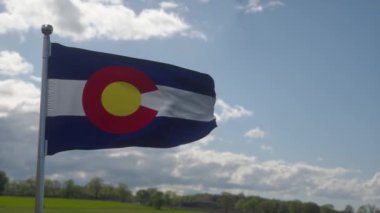Colorado eyaleti bayrağı, Birleşik Devletler bölgesi, rüzgarda sallanıyor.