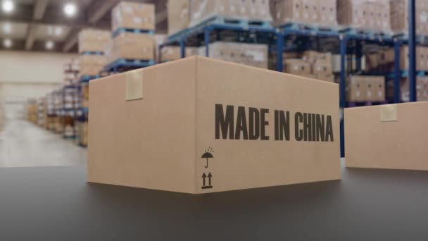 Коробки с заготовленными текстом на китайском языке на конвейере. Китайские товары, связанные с петлевой 3D анимацией — стоковое видео