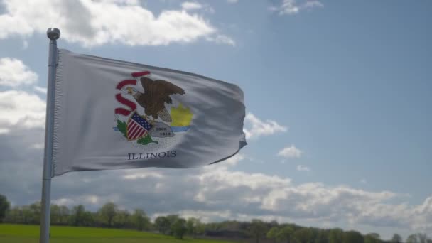 Illinois vlag op een vlaggenmast zwaaiend in de wind in de lucht. Staat Illinois in de Verenigde Staten van Amerika — Stockvideo