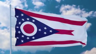 Ohio eyaleti bayrağı rüzgarda sallanıyor. Mavi gökyüzü arkaplanı