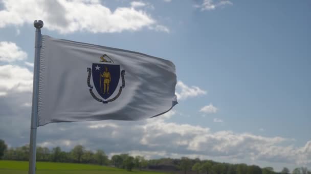 Bandera del estado de Massachusetts, región de los Estados Unidos, ondeando al viento — Vídeos de Stock