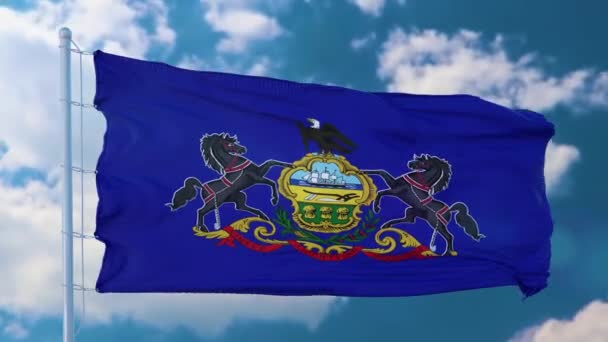 風になびく旗竿にペンシルベニア州の旗、青空の背景 — ストック動画