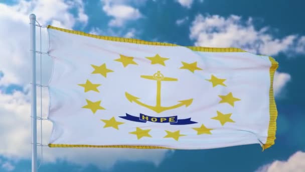 Rhode Island vlajka na stožáru vlnící se ve větru, modrá obloha pozadí — Stock video