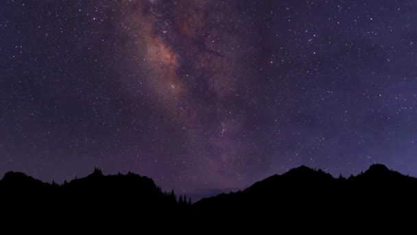 Fundo da noite estrelado. A Via Láctea a mover-se sobre o cume da montanha. Período noturno — Vídeo de Stock