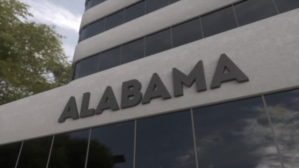 Modern bir gökdelende Alabama tabelası. Alabama Binası — Stok video