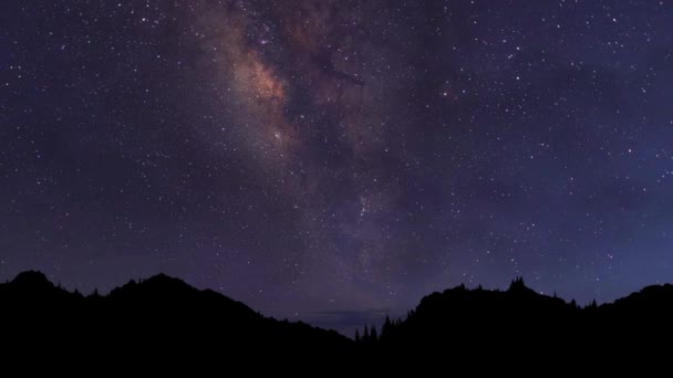 Nattetid förfaller. Stark natt bakgrund. Vintergatan galaxen rör sig över bergskammen — Stockvideo