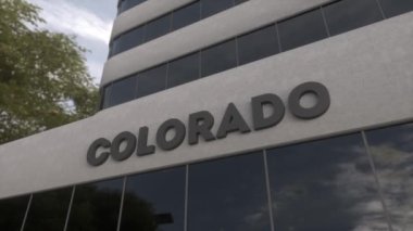 Modern bir gökdelende Colorado tabelası. Colorado binası