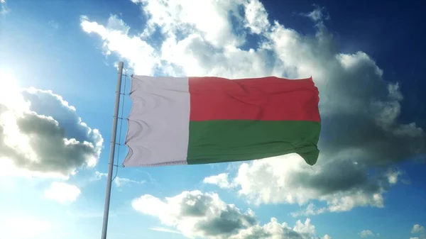 Madagaszkár zászlója lobogott a szélben a gyönyörű kék ég ellen. 3D-s renderelés — Stock Fotó