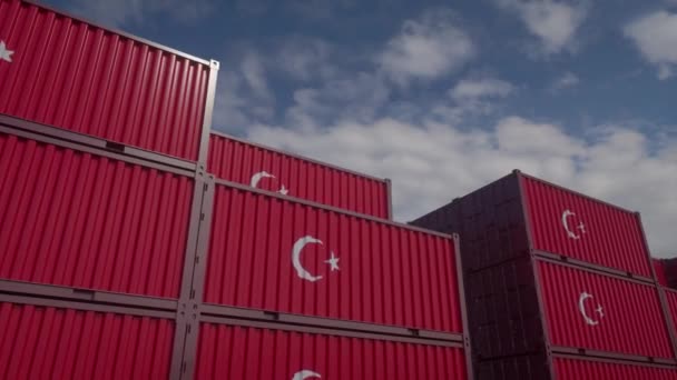 Turkije vlag containers bevinden zich bij de container terminal. Export- of invoerconcept voor Turkije — Stockvideo